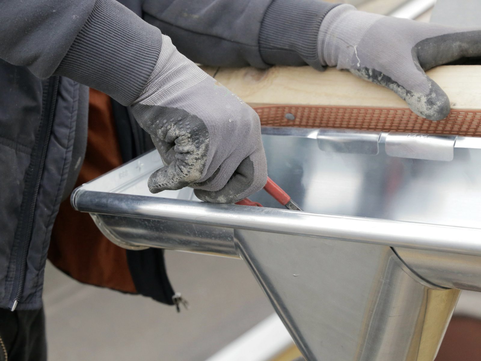 Handwerkliche Metallverarbeitung einer Dachrinne