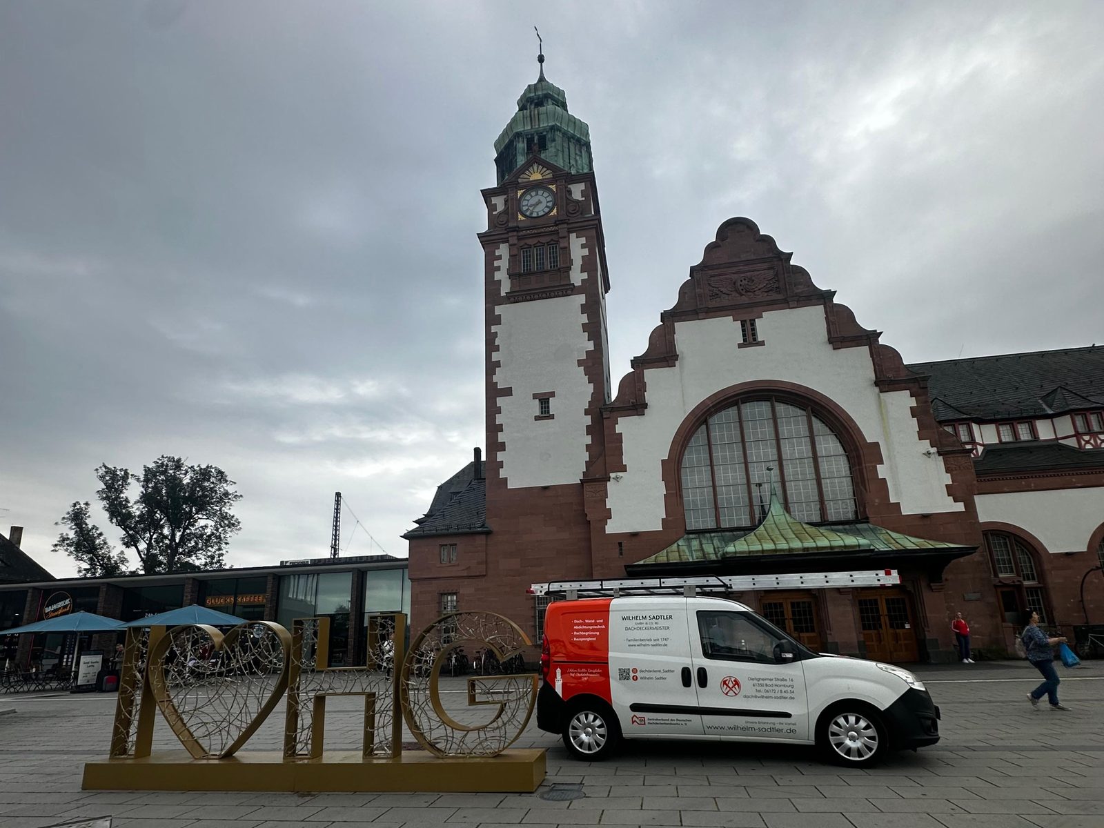 Servicefahrzeug von Wilhelm Sadtler vor einem historischen Gebäude in Bad Homburg