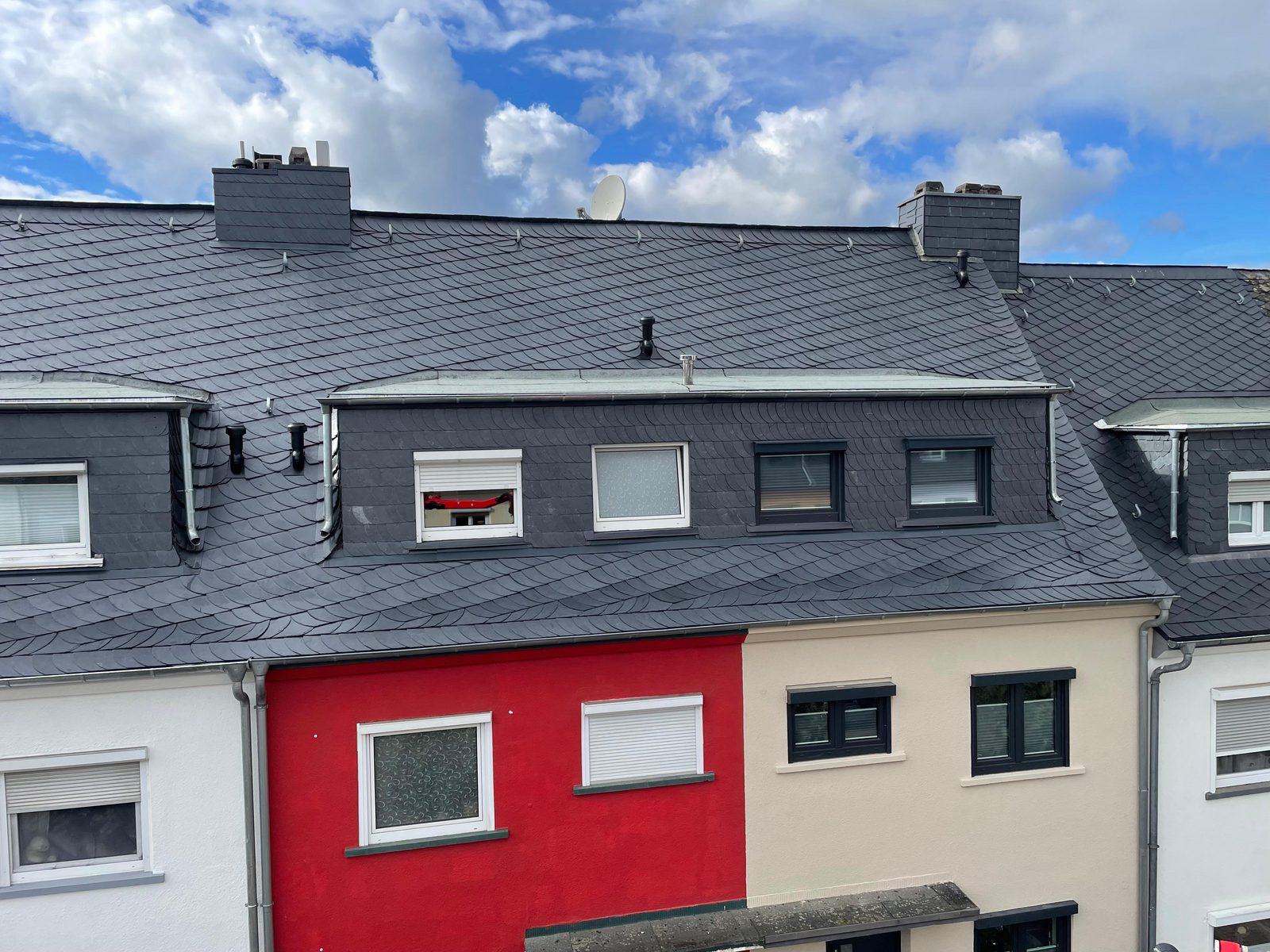 Wohnhauszeile mit neuer Dacheindeckung