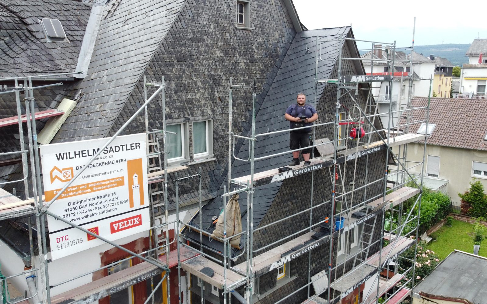 Eingerüstetes Wohnhaus während der Dachsanierung