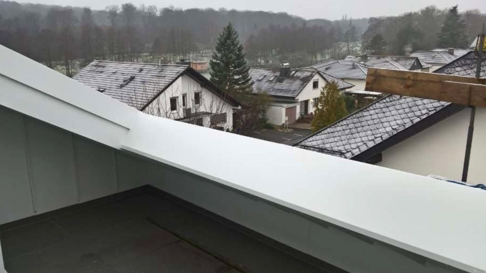 Abgedichtete Dachfläche mit Blick über den Taunus